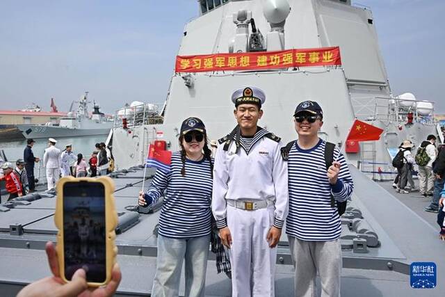新华全媒+丨海军成立纪念日舰艇开放活动在青岛举行