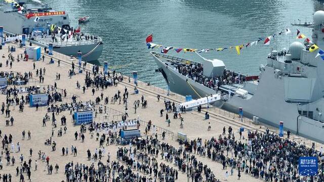 新华全媒+丨海军成立纪念日舰艇开放活动在青岛举行
