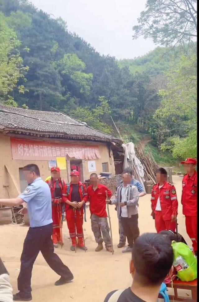 网传视频显示，当地组织力量展开救援。