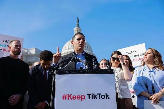 3月12日，来自加州的民主党众议员罗伯特·加西亚在华盛顿特区举行的TikTok新闻发布会上讲话