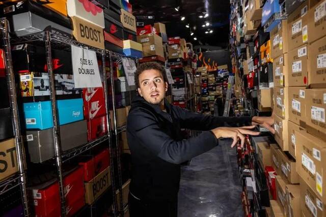 2023年9月22日，洛杉矶的一名运动鞋买手专门录制自己在各种鞋店的买鞋经历，他在TikTok上的粉丝数量超过200万