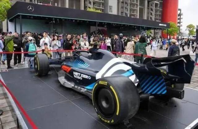 观众在上海国际赛车场观看F1模型展车图片来源：新华社