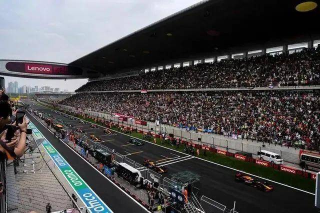F1中国大奖赛正赛在上海国际赛车场举行图片来源：新华社