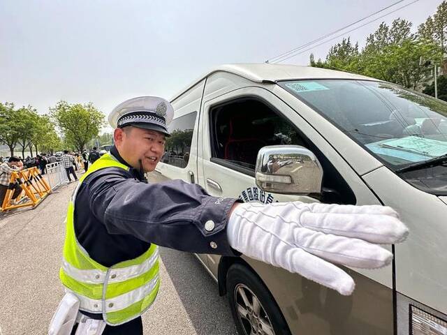 新国展外，交警在疏导交通。新京报记者裴剑飞摄