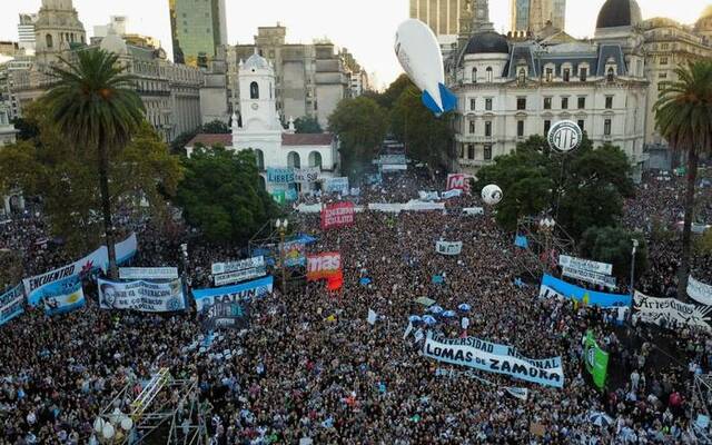 当地时间2024年4月23日，阿根廷布宜诺斯艾利斯，高校师生及民众举行大规模游行示威，抗议政府大幅削减公立高校经费。图/ICphoto
