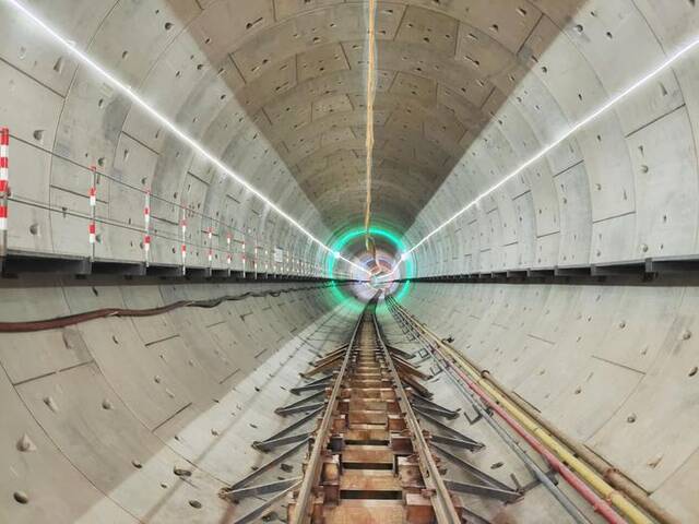攻克极限地层掘进 都四山地轨道交通首个盾构隧道贯通