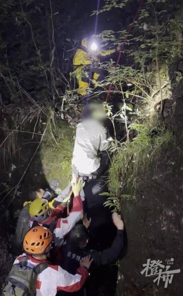 救援人员将被困者接下悬崖（来源：橙柿互动）