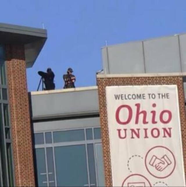 美国高校抗议持续，大学校园被曝屋顶出现“狙击手”