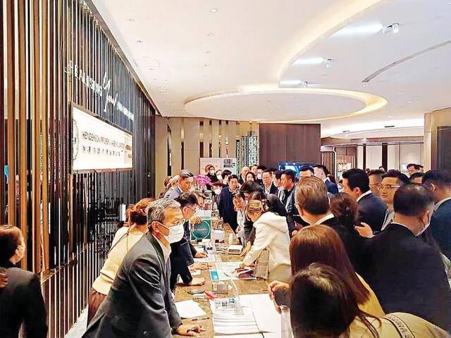 4月初，大量客户挤满香港某地产售楼大厅。图源：香港文汇网