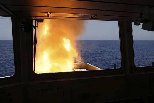 当地时间4月24日，英国皇家海军击落胡塞武装发射导弹。图源：视觉中国