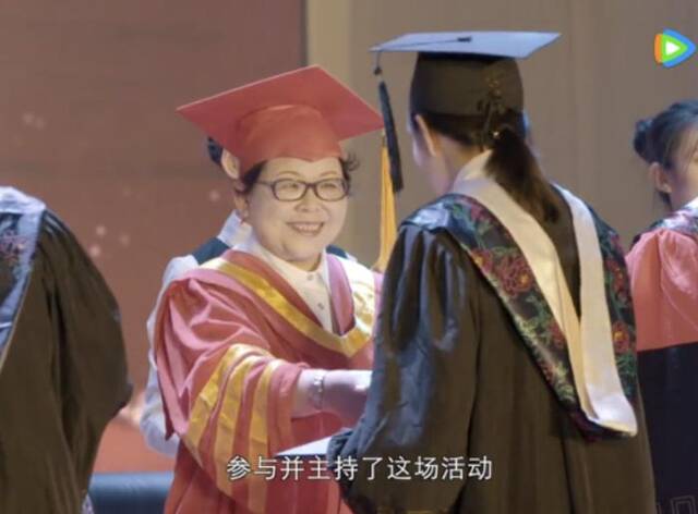 ▲熊磊在云南中医药大学2021届毕业典礼暨学位授予仪式上为毕业生授予学位
