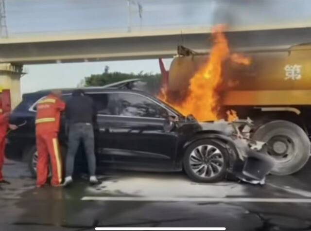 问界M7碰撞起火致三人遇难，车辆安全性受质疑