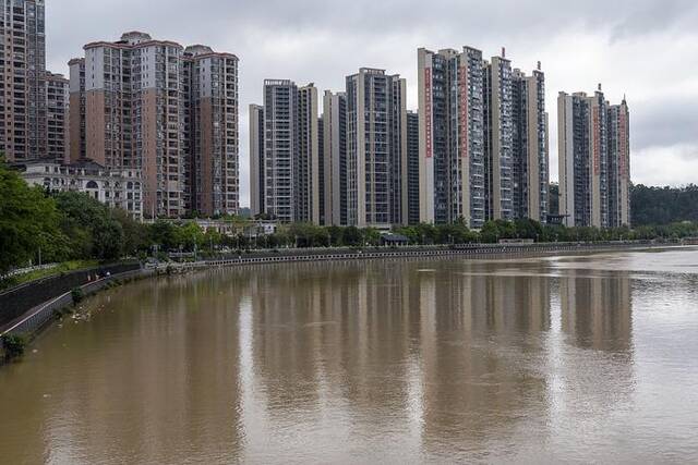 2024年4月28日，广东揭阳，揭西县城榕江南河上涨的江水变成了浑浊的黄褐色。视觉中国图