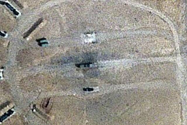 伊朗S-300防空导弹阵地，图中间部分疑似为雷达，地面有黑色的痕迹。