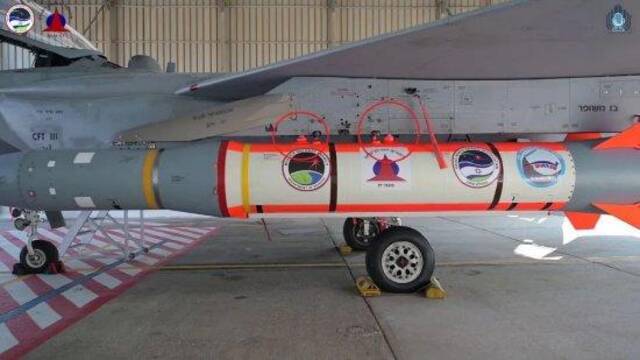F-15机翼下挂载的“蓝雀”靶弹。