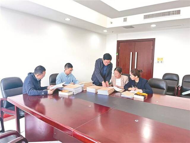 图为徐州市纪委监委案件审理室工作人员围绕蔡前锋案有关问题进行讨论。吴志岭摄