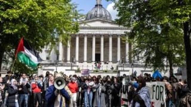 英国《泰晤士报》4月28日称，这是伦敦大学学院发生的支持巴勒斯坦抗议活动的画面。