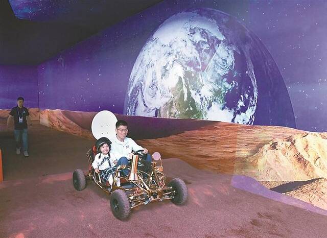 4月27日，观众在北京科幻嘉年华现场体验“星球科考车”驾驶。新华社记者任超摄