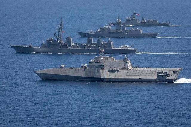 当地时间4月26日，美日菲澳四国海军在南海举行联合军演图自：视觉中国