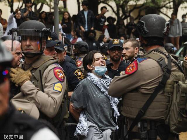 当地时间4月24日，得克萨斯大学奥斯汀分校大批示威学生被警察逮捕。图自视觉中国