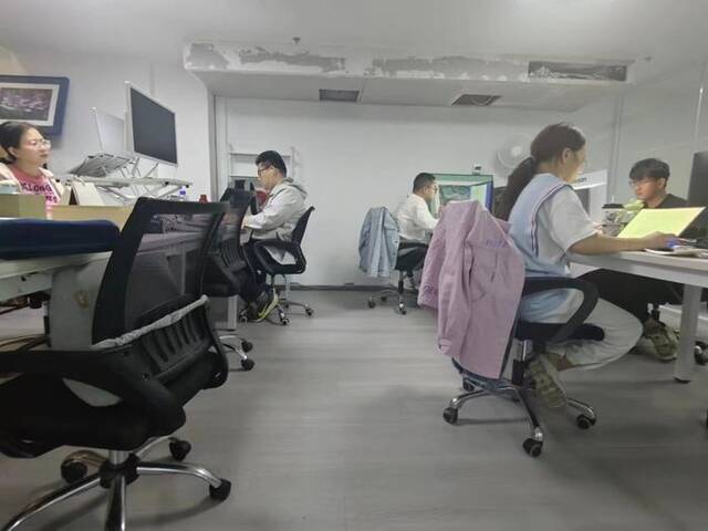 刘笑天工作室的编剧们在工作。受访者供图