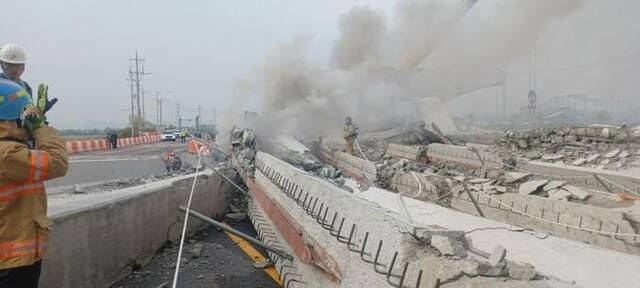 韩媒：韩国京畿道一在建桥梁突然坍塌，造成7人受伤，事故原因在调查
