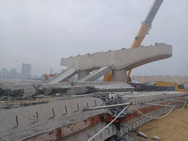 韩媒：韩国京畿道一在建桥梁突然坍塌，造成7人受伤，事故原因在调查