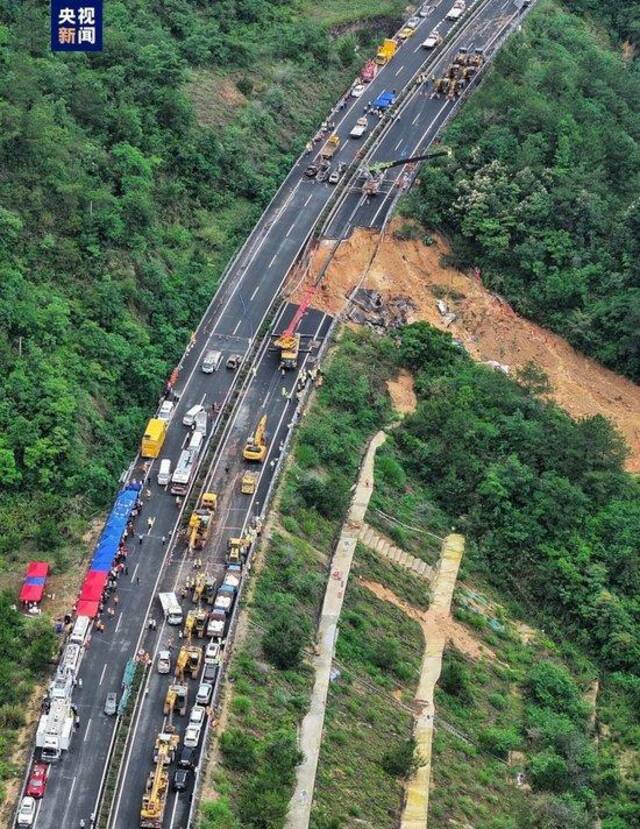 多人寻找疑途经梅大高速塌陷路段失联亲属，当地交管部门回应