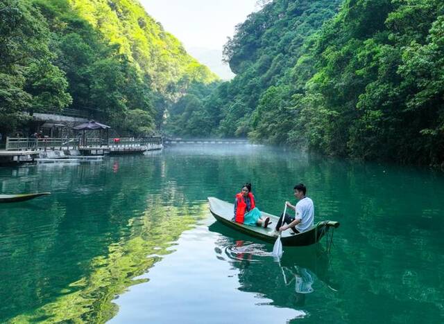 ▲4月28日，游人在湖北鹤峰县某旅游景区体验“箬叶”浮碧波。图/新华社