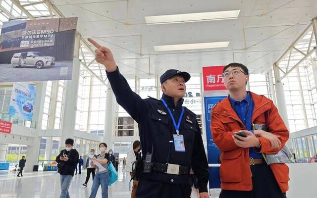 民警在为参观人员指路。图源：北京市公安局