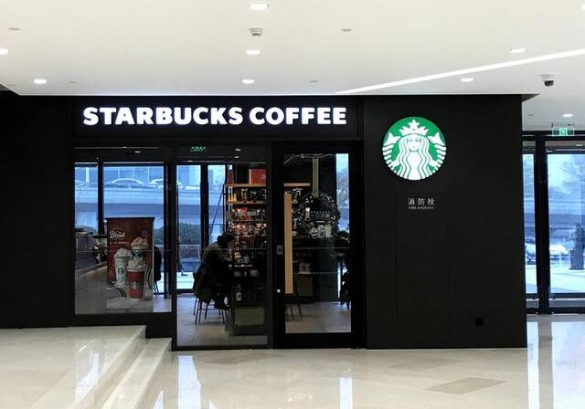 图片来源：SBUX.US)星巴克门店（每日经济新闻资料图） 