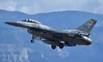 美媒：美国空军一架F-16战斗机坠毁，飞行员在飞机坠地前弹射逃生