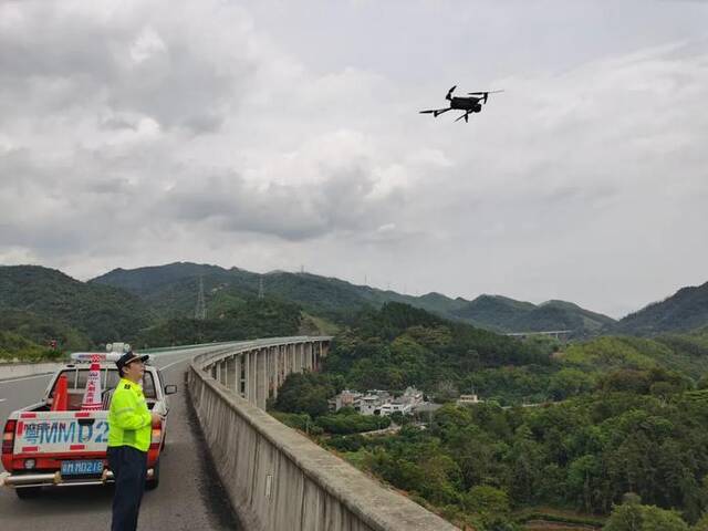 广东大潮高速公路公司在巡检中应用了无人机等设备。图源：广东大潮高速公路有限公司微信公众号