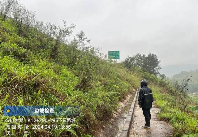 今年4月以来，大埔县降雨量较常年同期偏多325%，高速公路养护部门也在持续对高速公路的边坡进行检查。图源：广东大潮高速公路有限公司微信公众号