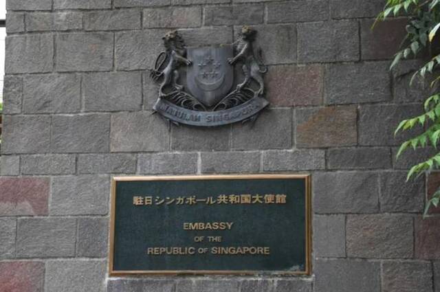 “驻日外交官被控在澡堂偷拍男孩”，新加坡外交部：涉事官员已停职协助调查
