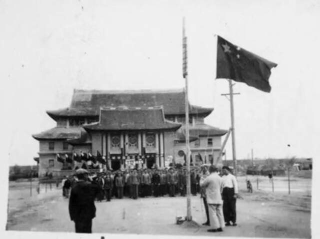 1950年，在河南大学大礼堂前召开纪念五四青年节大会图片来自河南大学官网