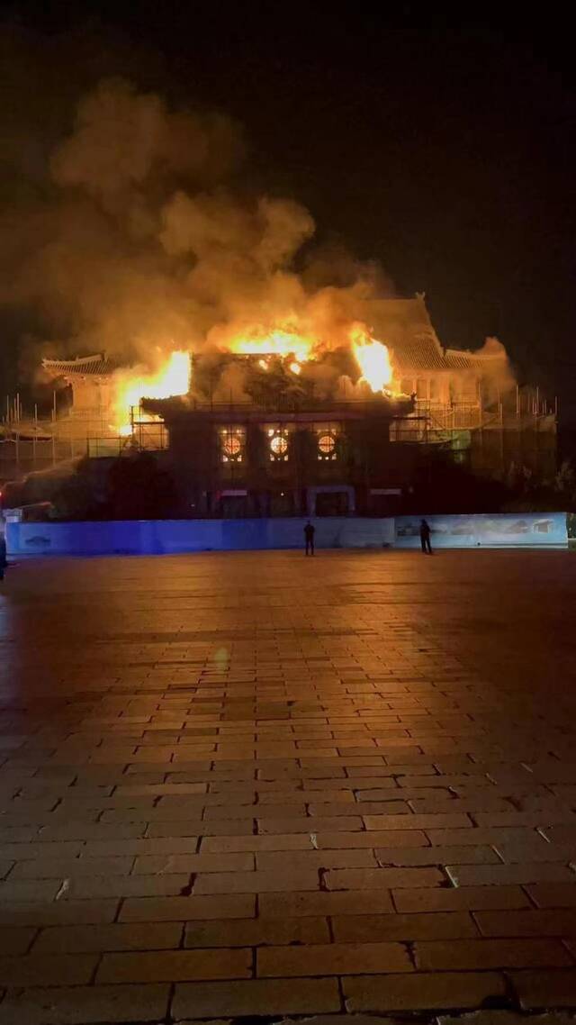 河南大学明伦校区大礼堂失火，知情者：起火时有施工队在此休息