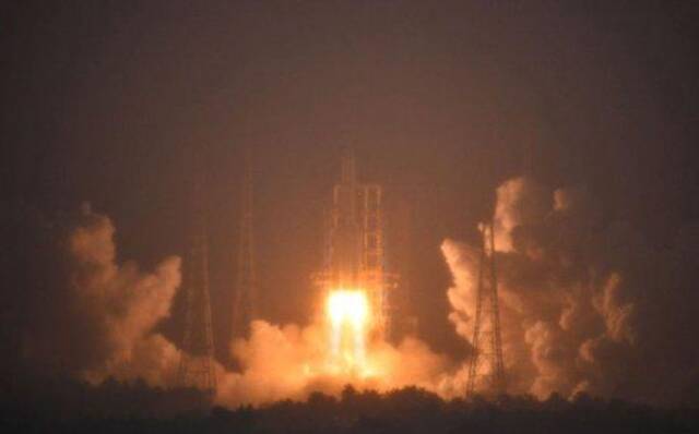 2024年5月3日，搭载嫦娥六号探测器的长征五号遥八运载火箭在中国文昌航天发射场发射。新华社记者郭程摄