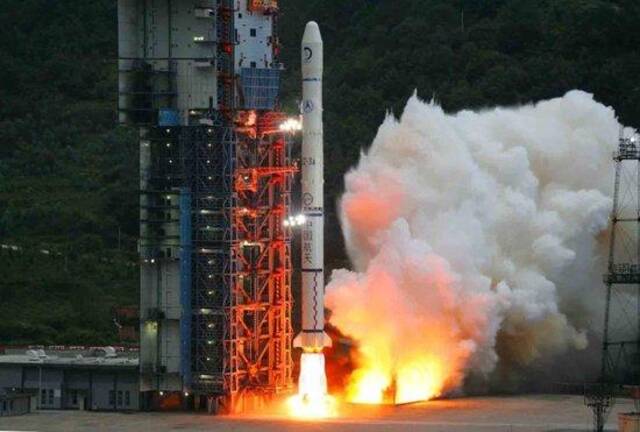 2007年10月24日18时05分，搭载着我国首颗探月卫星嫦娥一号的长征三号甲运载火箭在西昌卫星发射中心三号塔架点火发射。新华社记者李刚摄