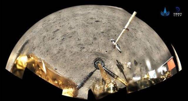 2020年12月4日，国家航天局公布了探月工程嫦娥五号探测器在月球表面国旗展示的照片。这是嫦娥五号着陆器和上升器组合体全景相机环拍成像画面。新华社发（国家航天局供图）