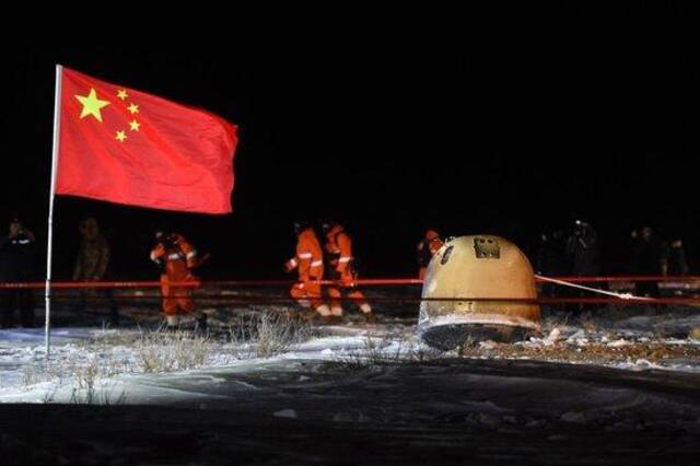 2020年12月17日凌晨，嫦娥五号返回器携带月球样品，采用半弹道跳跃方式再入返回，在内蒙古四子王旗预定区域安全着陆。新华社记者连振摄