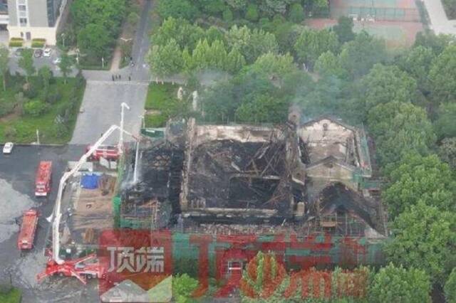 河南大学大礼堂失火，房顶基本坍塌 修缮项目中标公司曝光