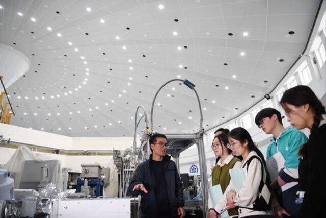 在中国科学技术大学国家同步辐射实验室，安徽省先进功能高分子薄膜工程实验室团队成员崔昆朋教授（左一）同学生交流（2024年4月6日摄）。新华社记者张端摄