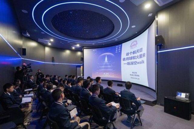 学生在哈尔滨工业大学航天馆内听中国航天日主题讲座（2024年4月24日摄）。新华社记者谢剑飞摄