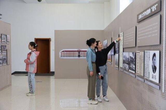 学生参观北京大学“大讲堂之路”展览（2024年3月16日摄）。新华社记者王翔摄