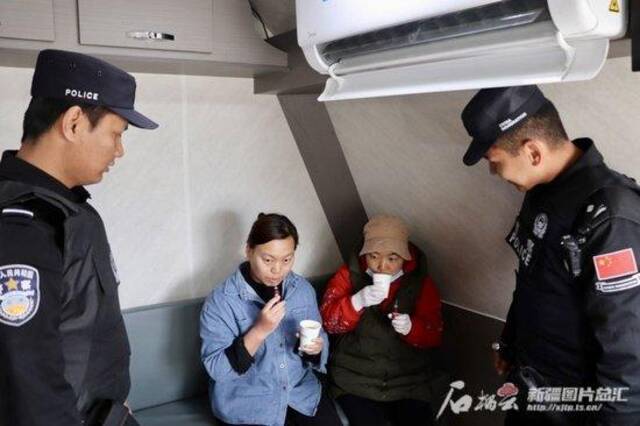 5月1日，瓦恰边境派出所民警李祥（左一）为有高原反应的山东游客送上药品和热水。闫志奇摄
