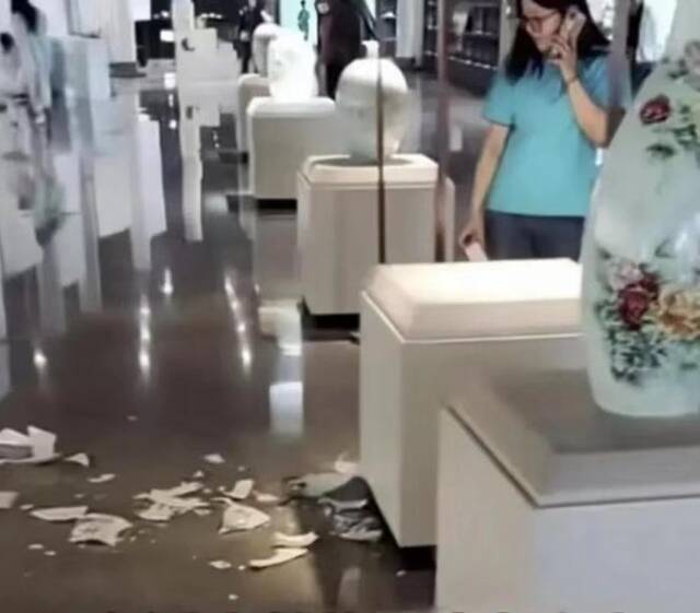 ▲博物馆里的陶瓷花瓶成了一地碎片。图/社交平台视频截图