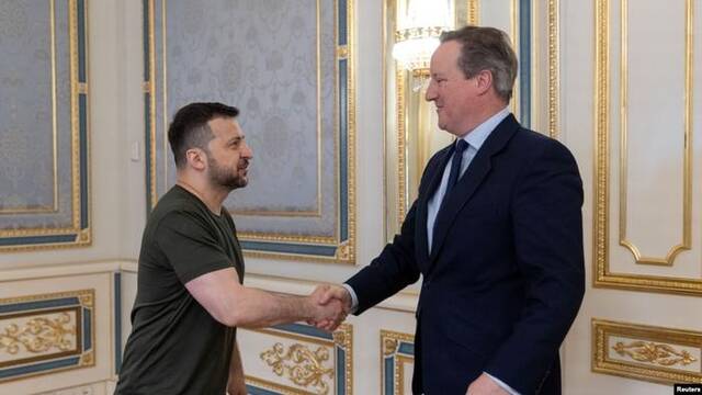 当地时间5月3日，英国外相卡梅伦与乌克兰总统泽连斯基在基辅举行会谈。