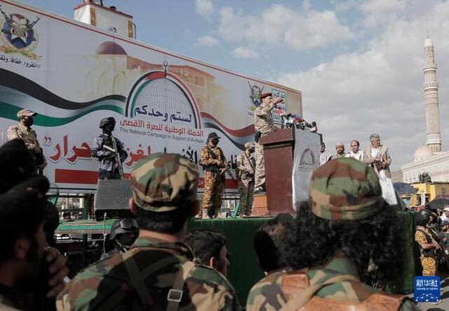5月3日，也门胡塞武装发言人叶海亚·萨雷亚在萨那举行的一个集会上讲话。新华社发（穆罕穆德·穆罕穆德摄）