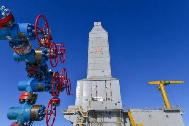 这是4月6日在俄罗斯亚马尔-涅涅茨自治区拍摄的北极液化天然气2项目设施。（图片来源：新华社记者曹阳摄）